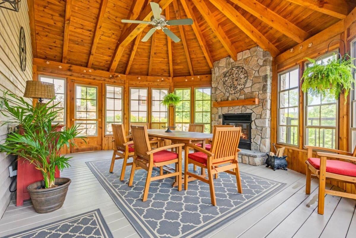 The Vista - Magnificent waterfront beach & hot tub