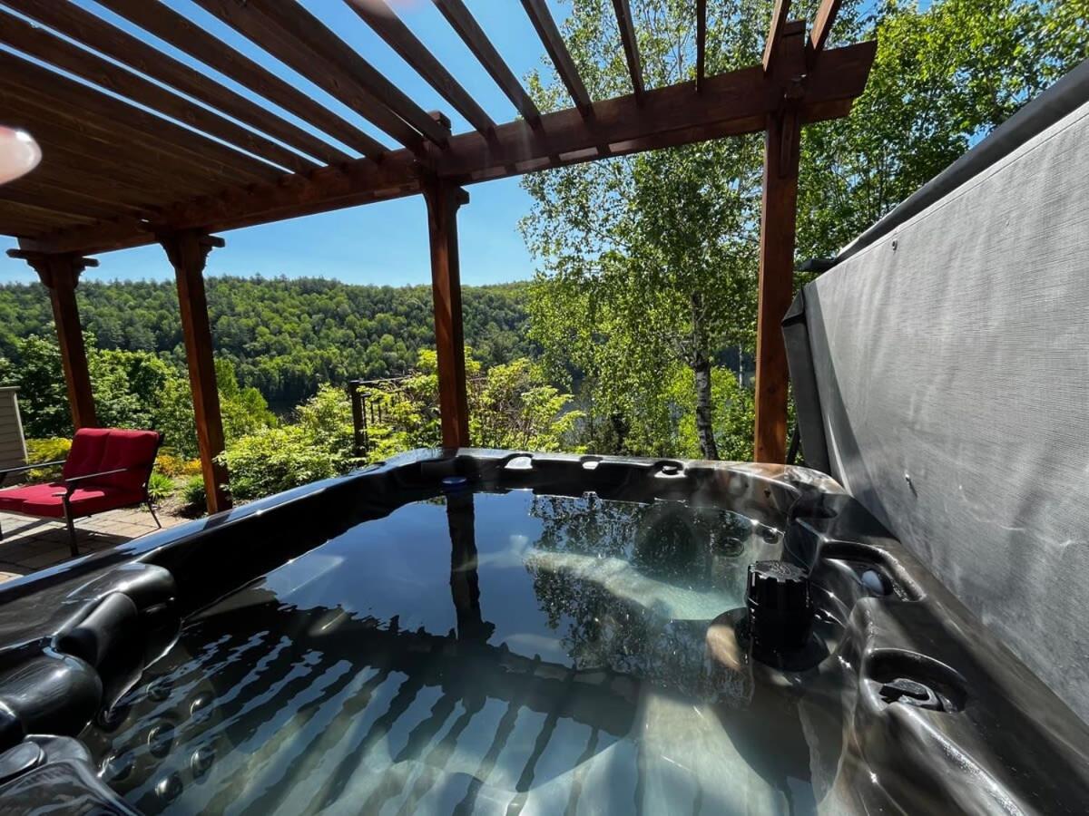 The Vista - Magnificent waterfront beach & hot tub