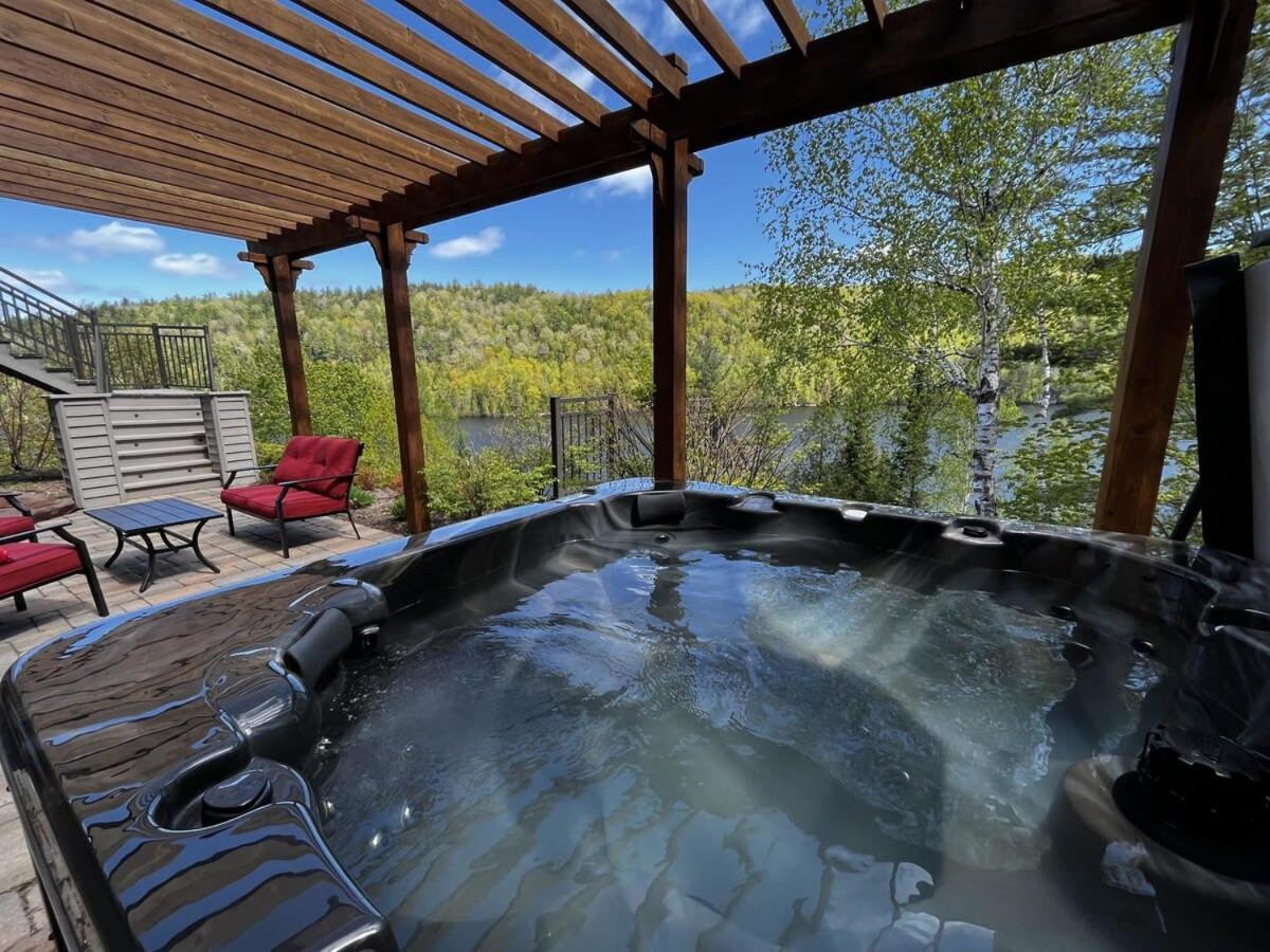 The Vista - Magnificent waterfront beach & hot tub