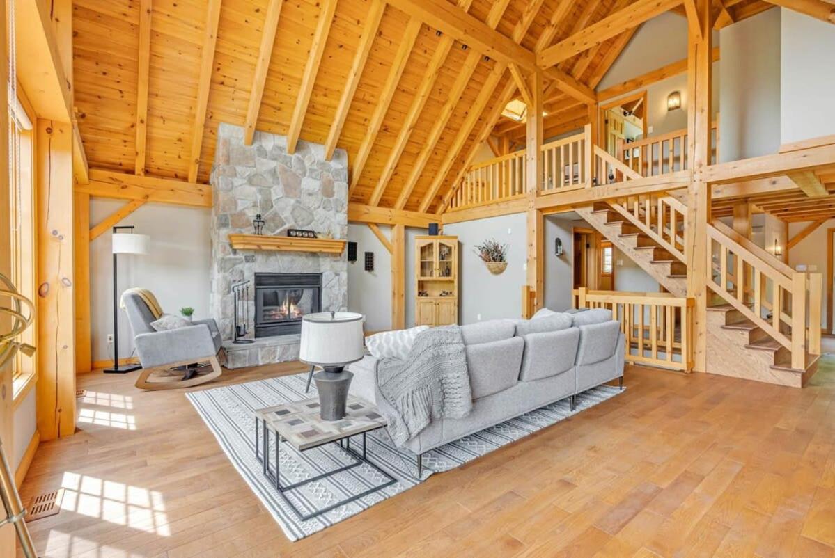The Vista - Magnificent waterfront beach & hot tub
