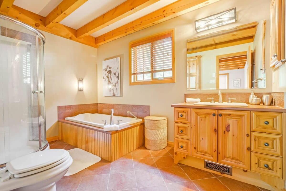 The Vista - Magnificent waterfront beach & hot tub