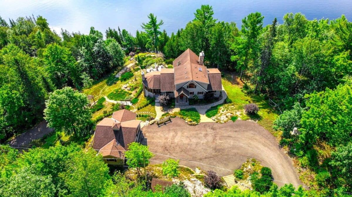 The Vista - Magnificent waterfront beach & hot tub