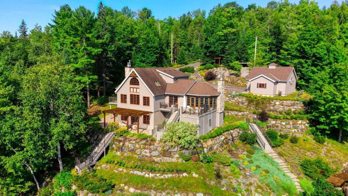 The Vista - Magnificent waterfront beach & hot tub