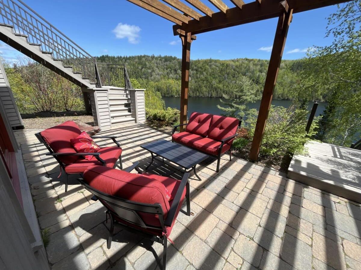 The Vista - Magnificent waterfront beach & hot tub