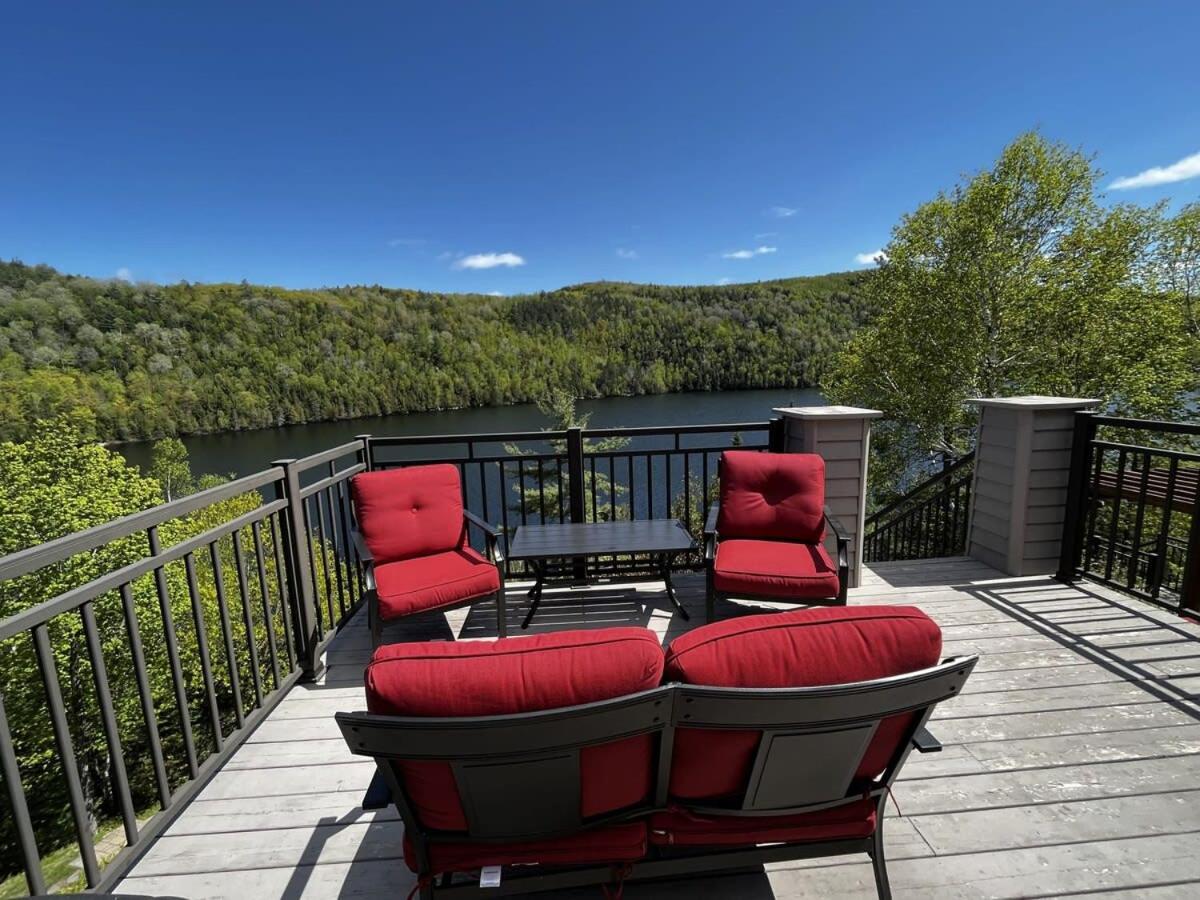 The Vista - Magnificent waterfront beach & hot tub