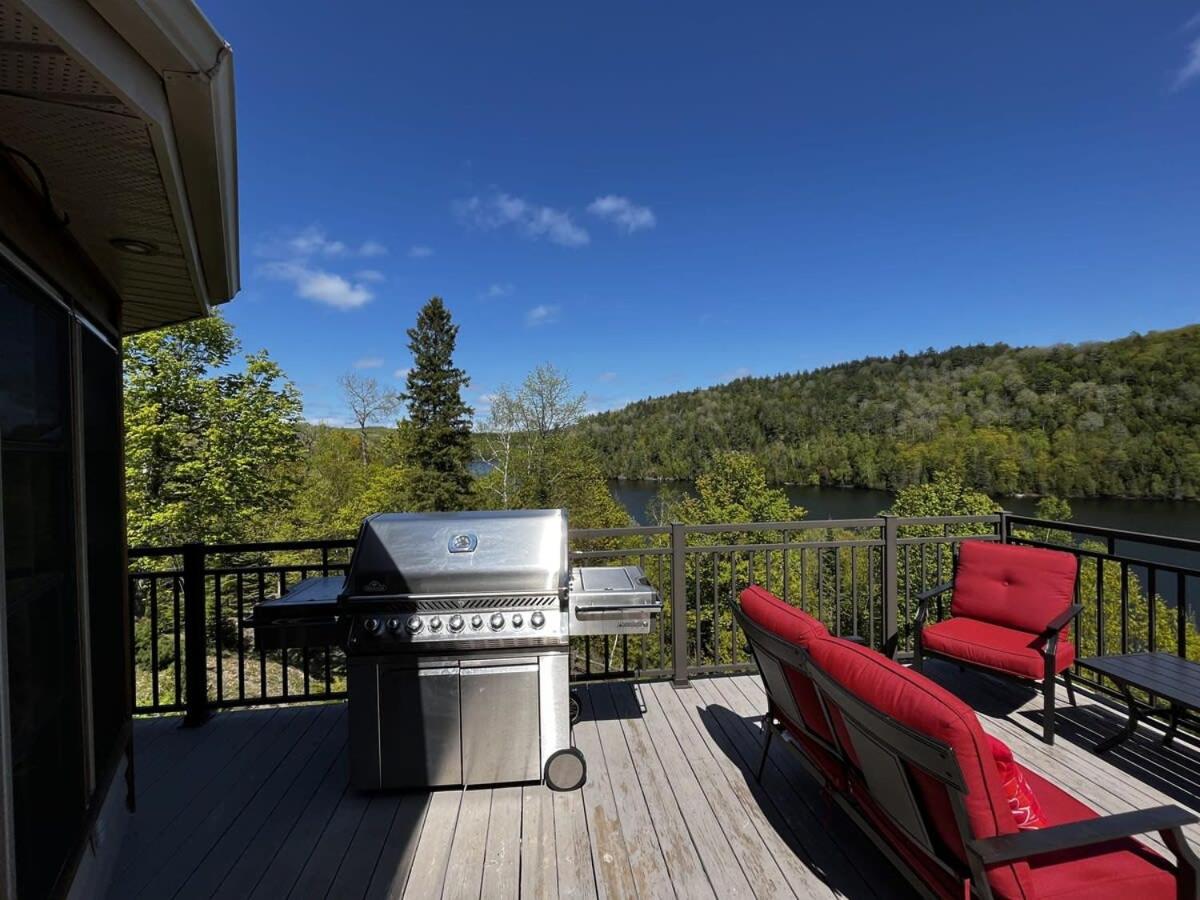 The Vista - Magnificent waterfront beach & hot tub