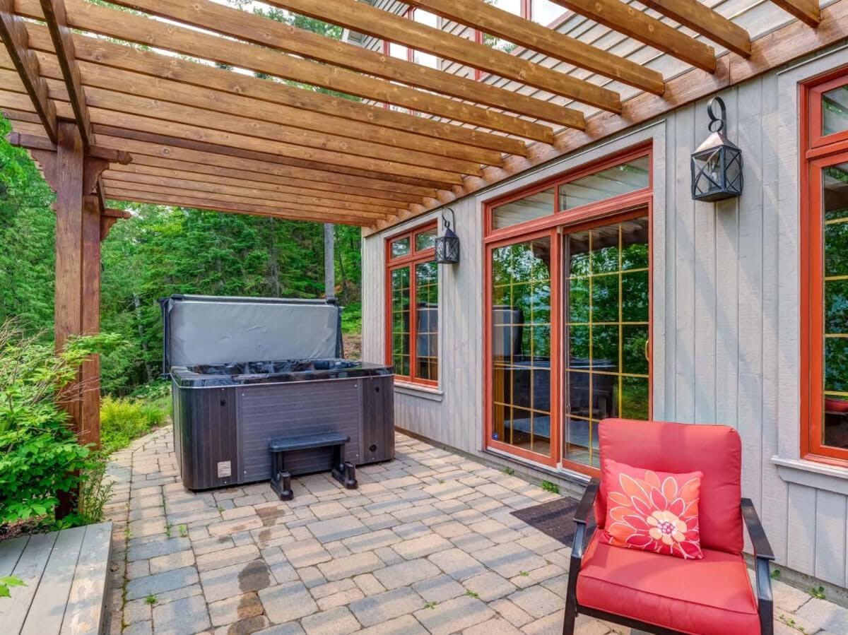 The Vista - Magnificent waterfront beach & hot tub