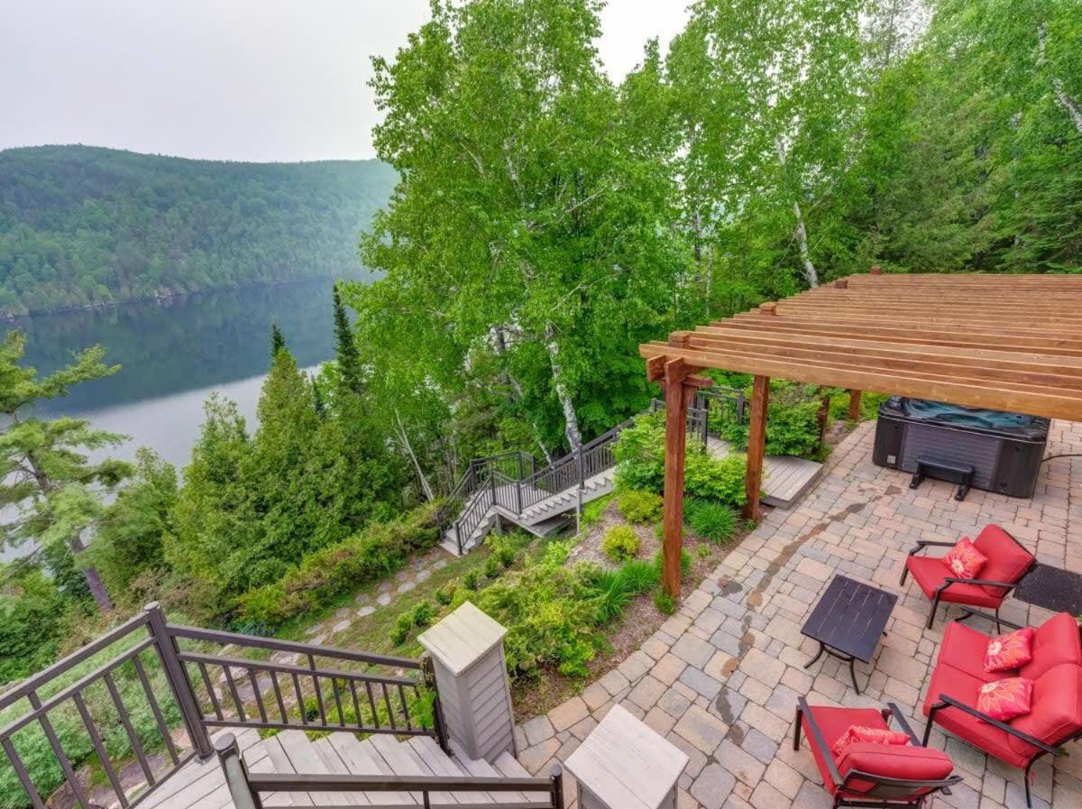 The Vista - Magnificent waterfront beach & hot tub