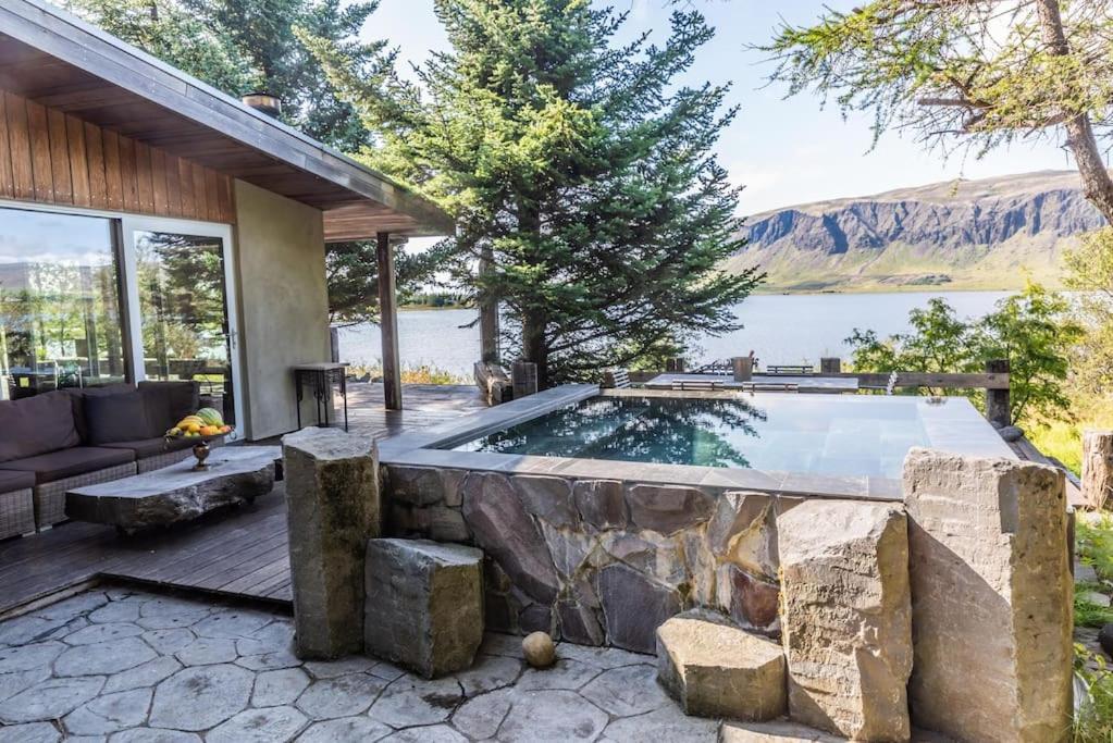 Hotel Luxury Lakefront villa, infinity hot tub and sauna - Image 1