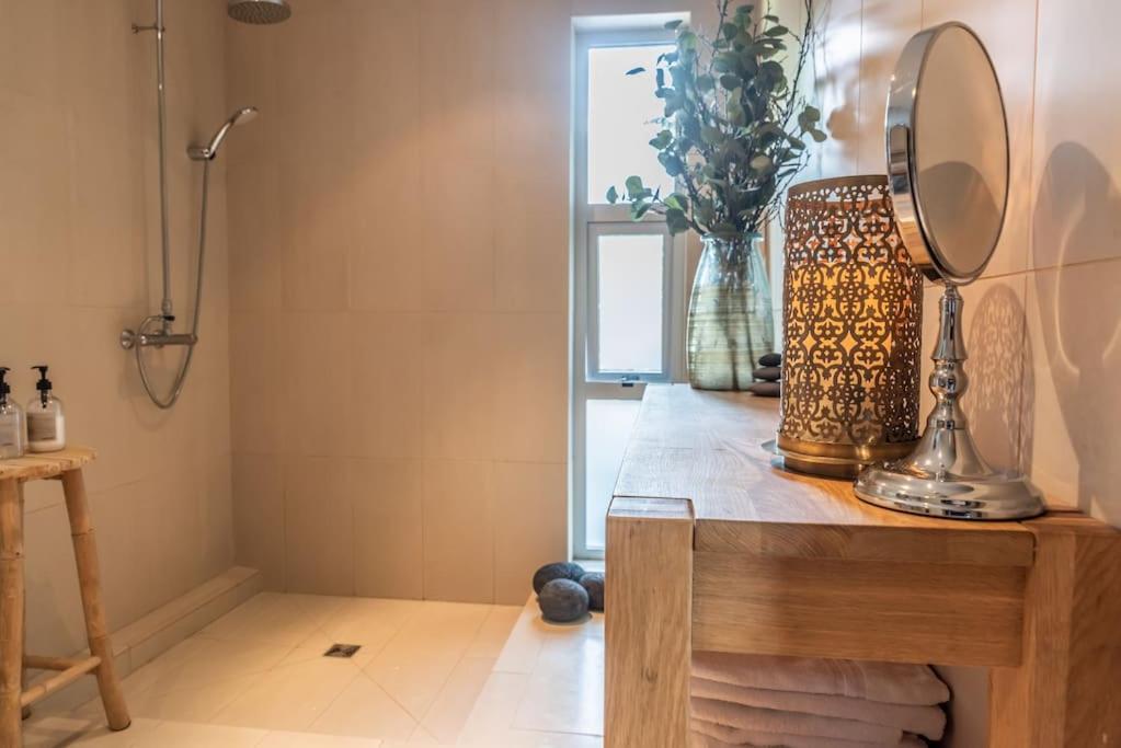 Luxury Lakefront villa, infinity hot tub and sauna view 5
