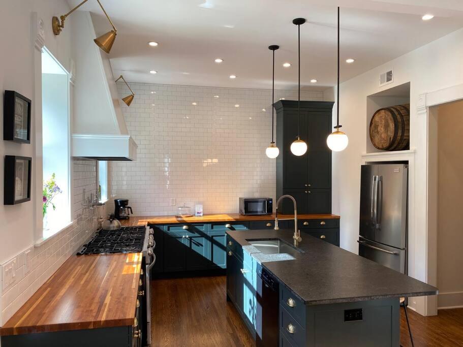 DERBY LUXE 3-story Historic 6 min from Churchill view 3
