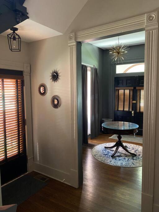 DERBY LUXE 3-story Historic 6 min from Churchill view 4