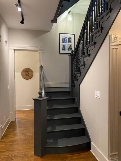 DERBY LUXE 3-story Historic 6 min from Churchill view 5
