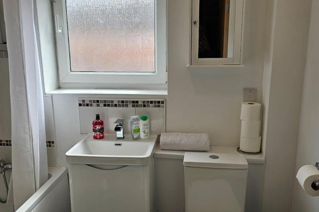 A well looked after 2 bedroom flat view 3