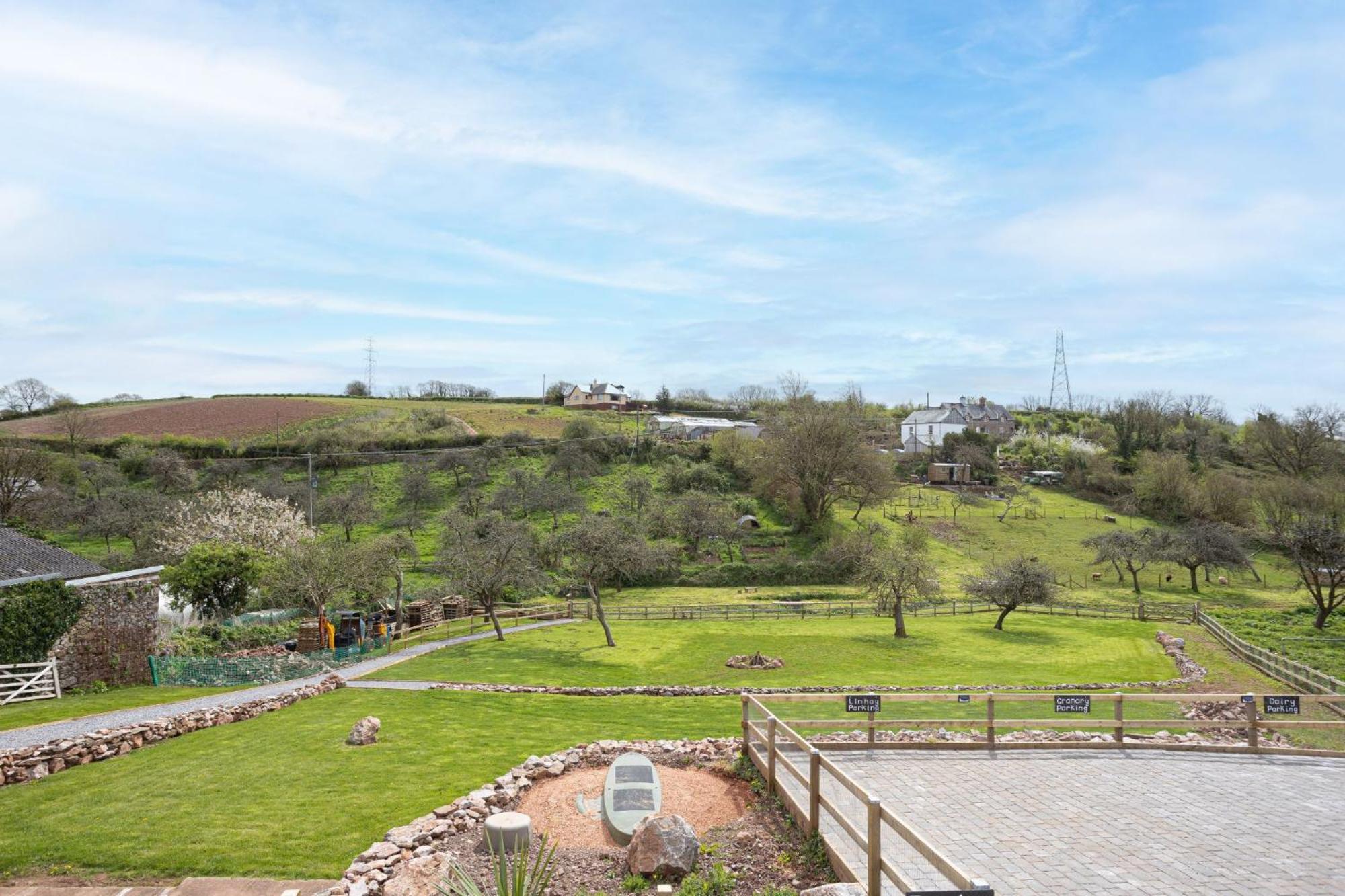 The Dairy, Higher Yalberton Farm - Free parking, Countryside view, Hot tub