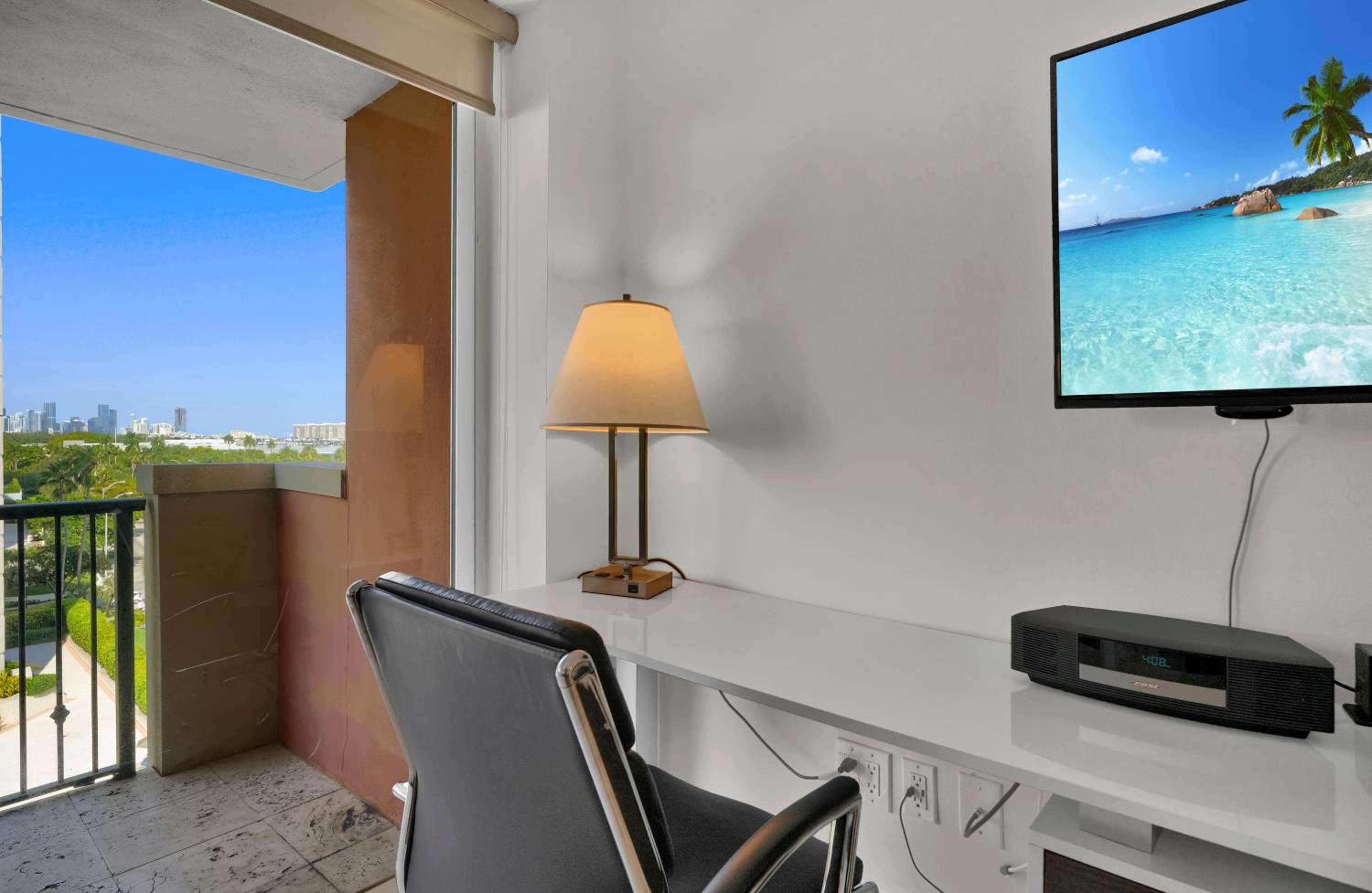 Modern Bay View Balcony In The Grove Free Parking
