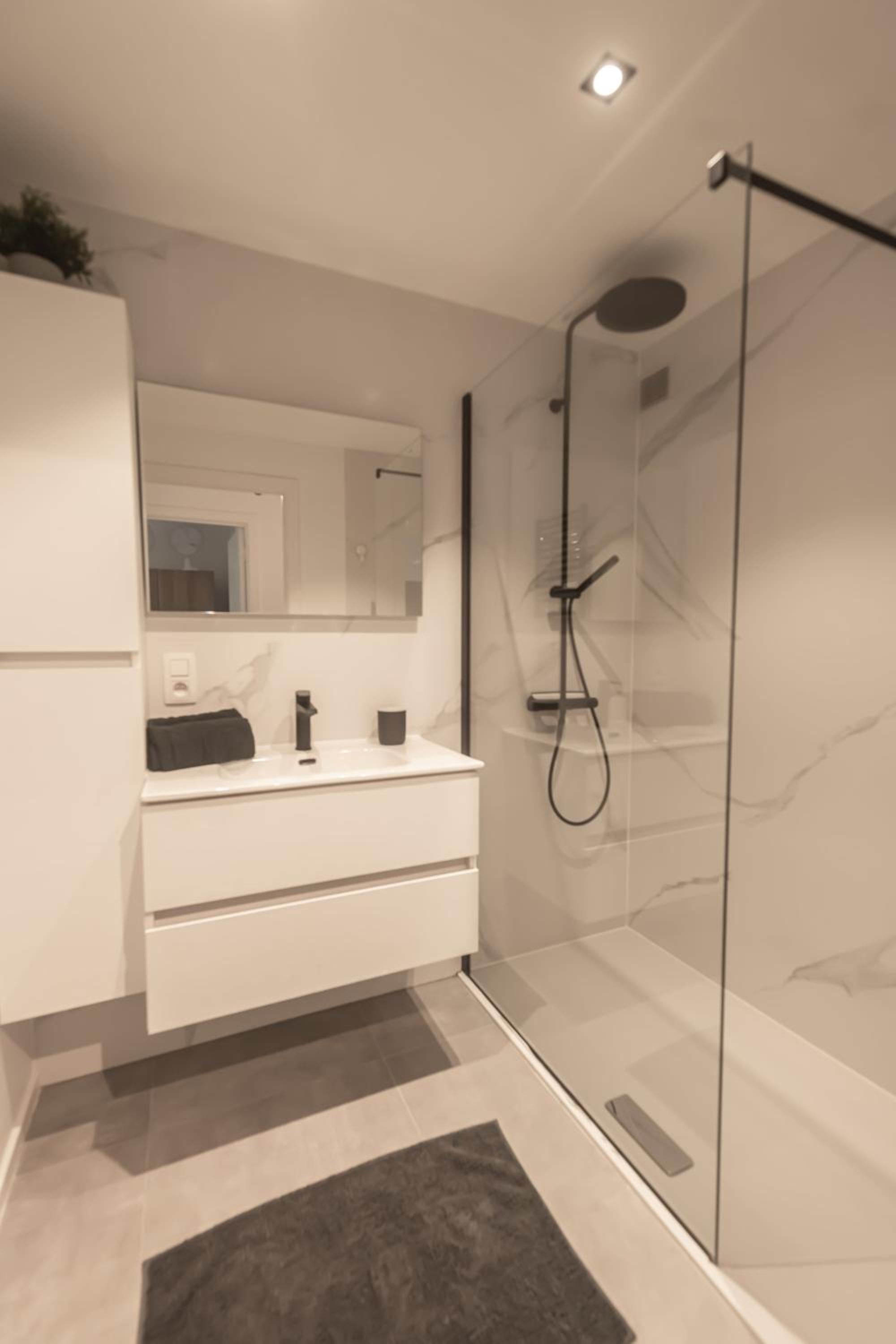 Ostend Center Luxury Top Floor Apartment with Free Parking
