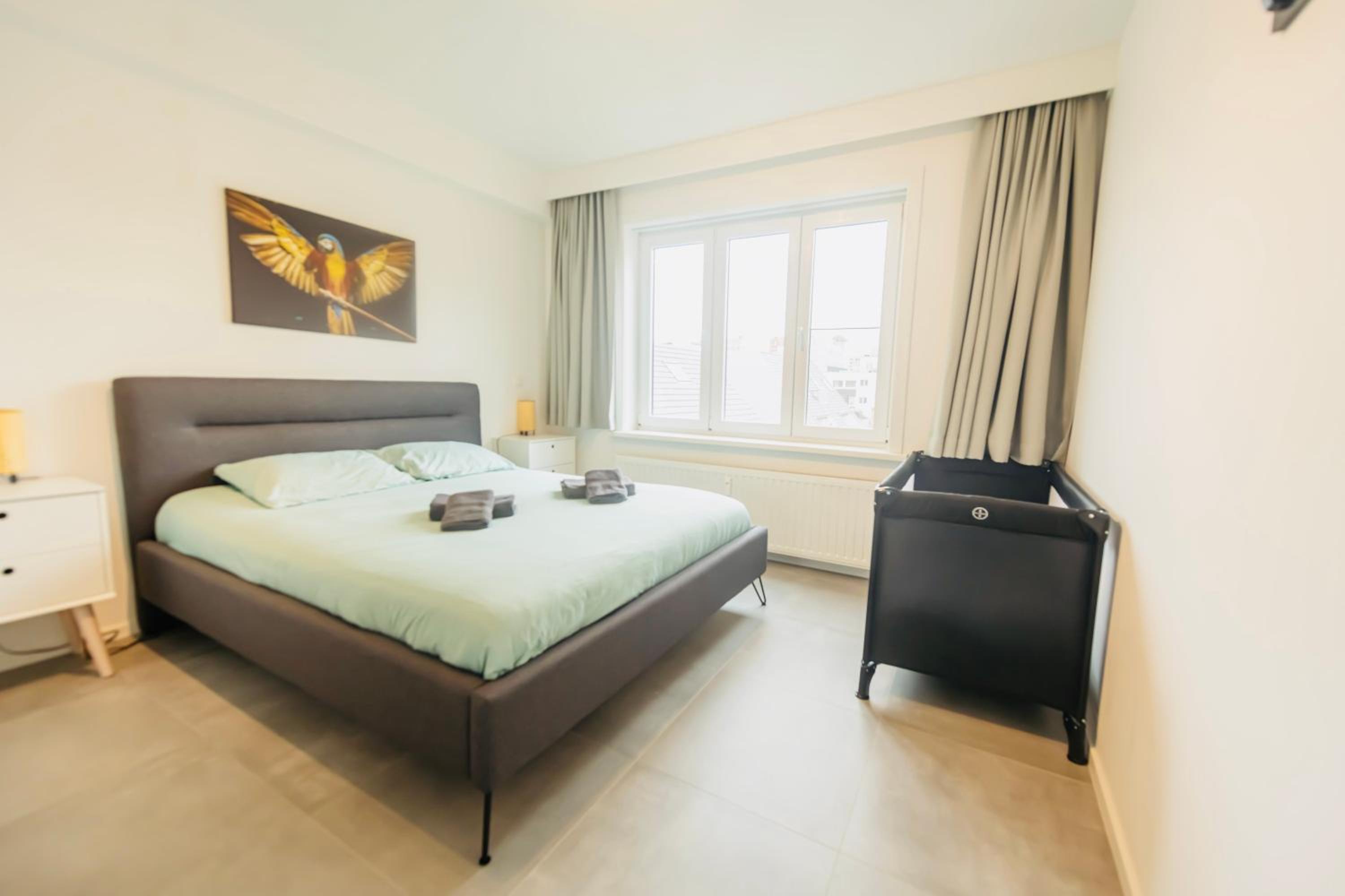Ostend Center Luxury Top Floor Apartment with Free Parking