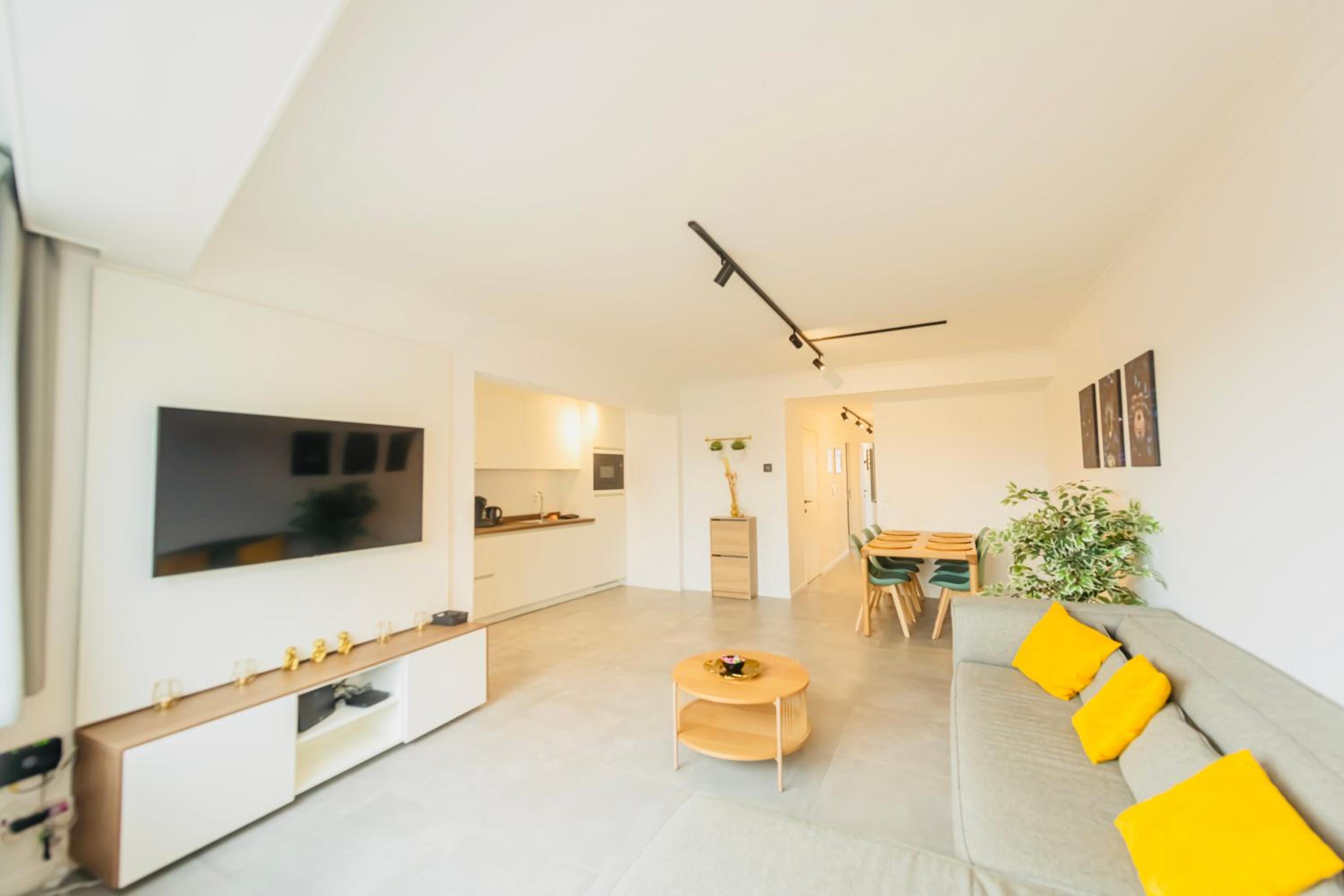 Ostend Center Luxury Top Floor Apartment with Free Parking
