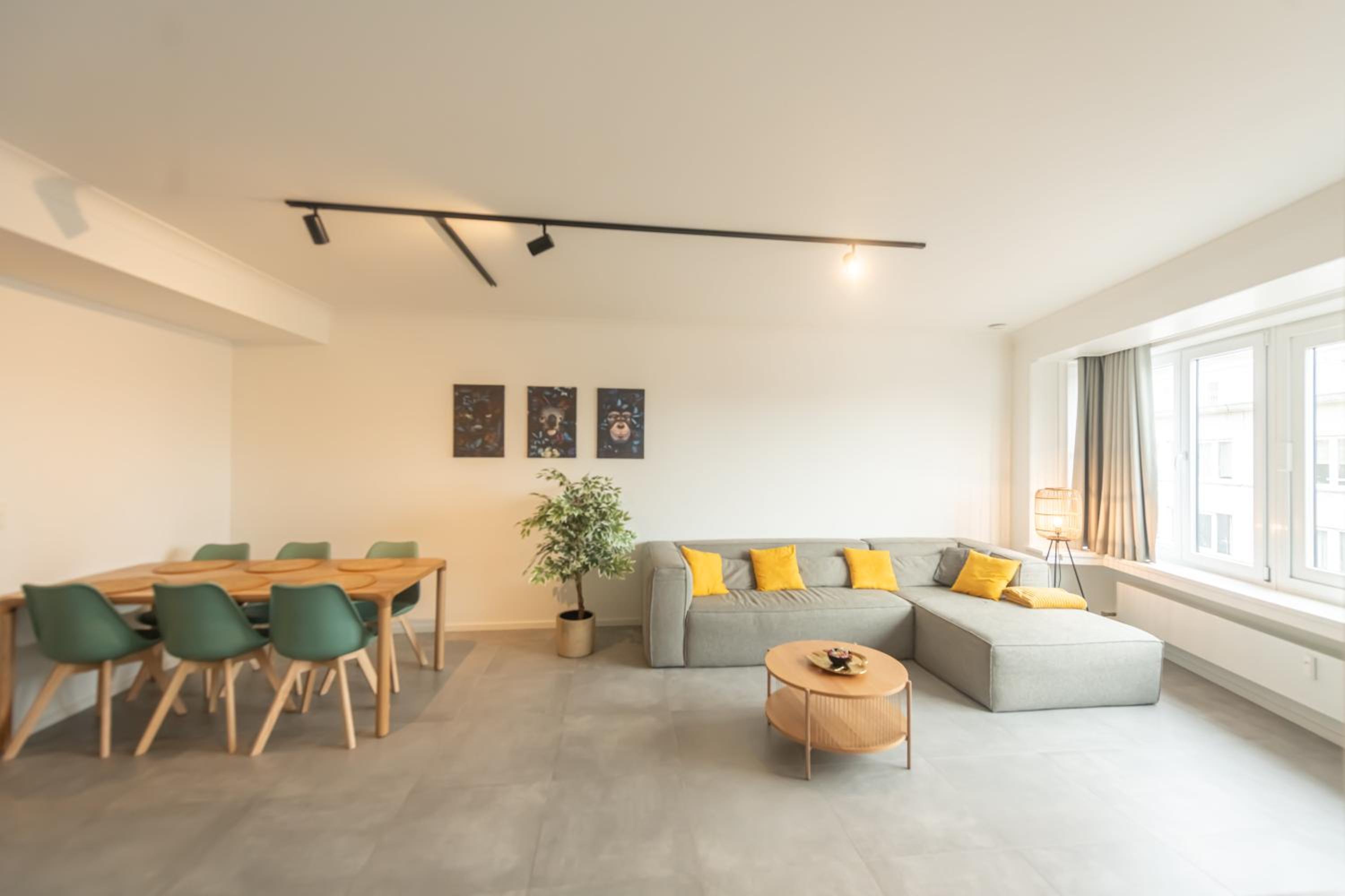 Ostend Center Luxury Top Floor Apartment with Free Parking