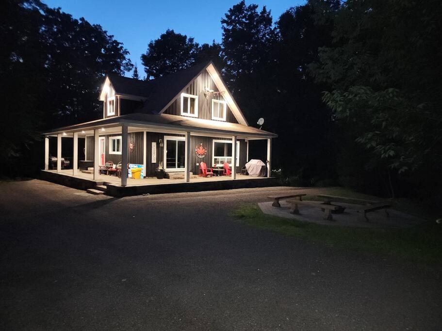 The Hidden Porch at Sir Sam's (hot tub & sauna)
