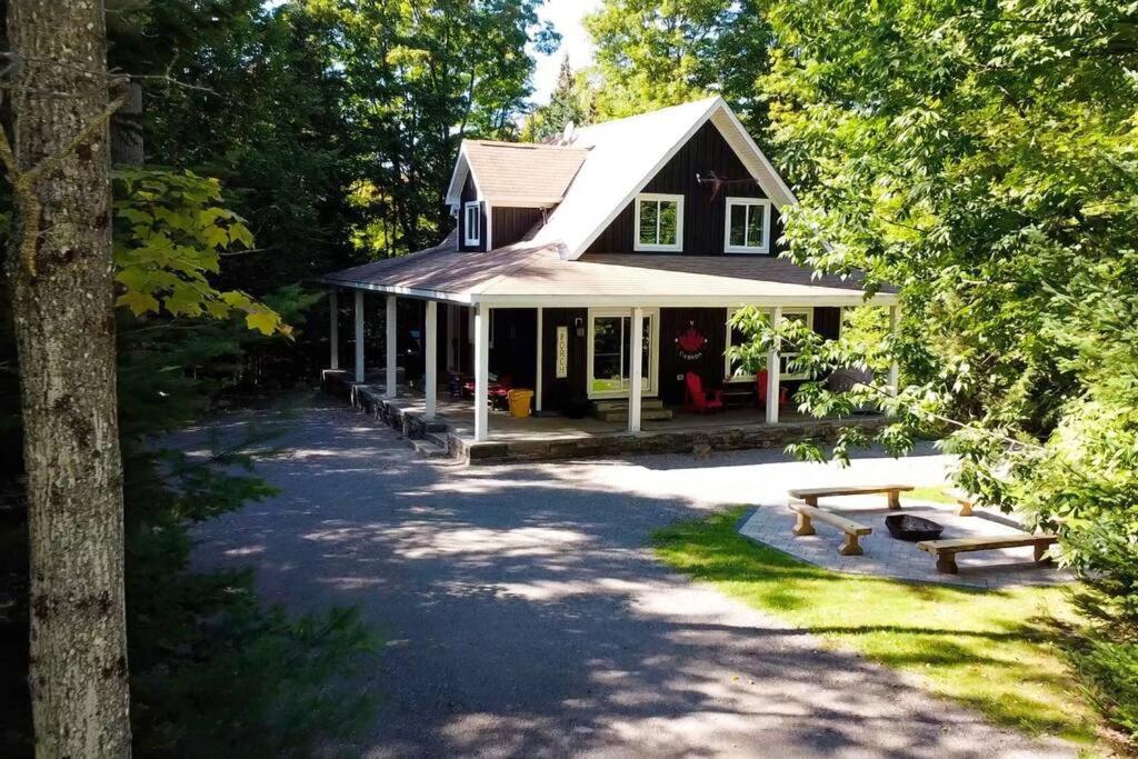 The Hidden Porch at Sir Sam's (hot tub & sauna)
