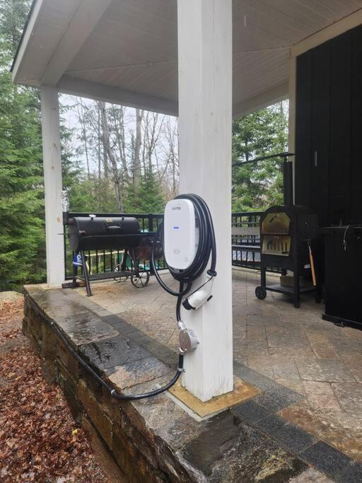 The Hidden Porch at Sir Sam's (hot tub & sauna)