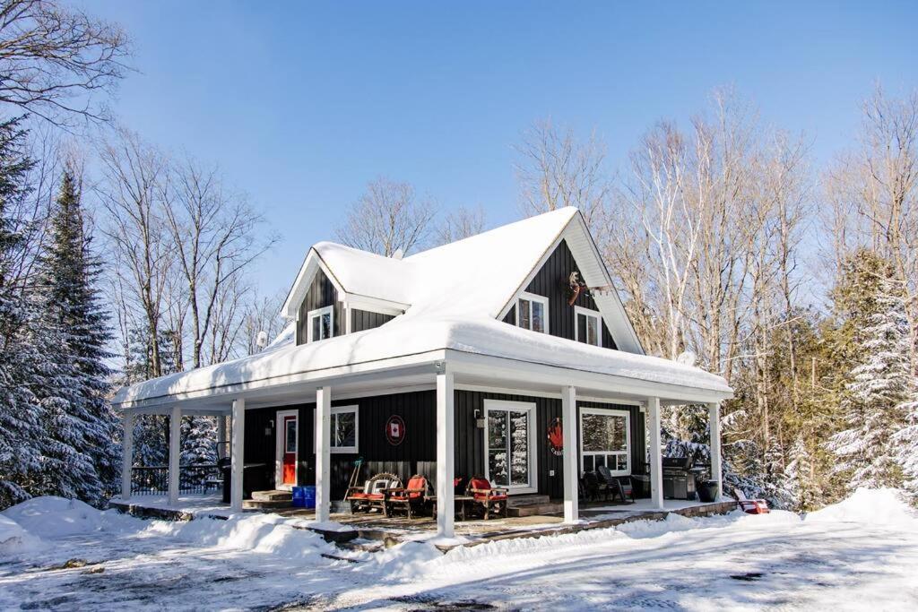The Hidden Porch at Sir Sam's (hot tub & sauna)