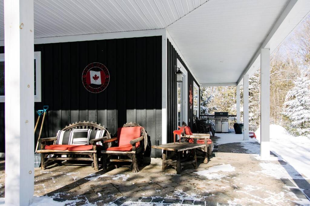 The Hidden Porch at Sir Sam's (hot tub & sauna)