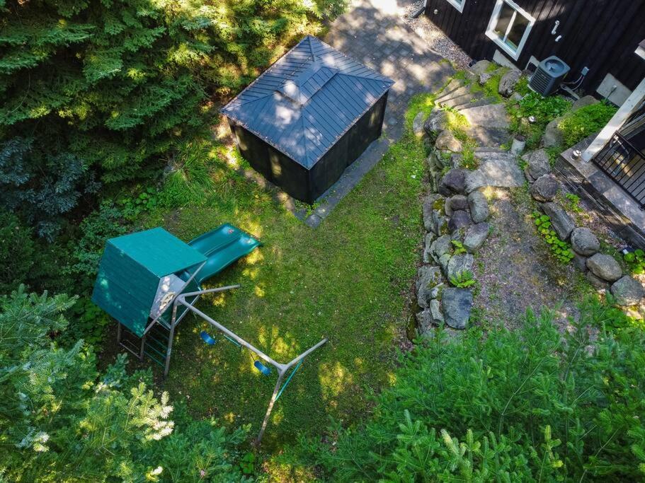The Hidden Porch at Sir Sam's (hot tub & sauna)
