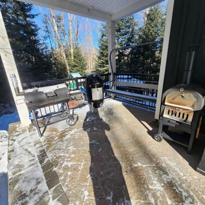 The Hidden Porch at Sir Sam's (hot tub & sauna)