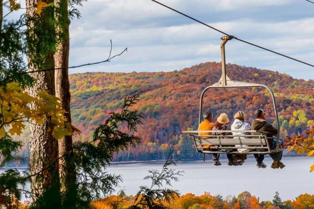 The Hidden Porch at Sir Sam's (hot tub & sauna)