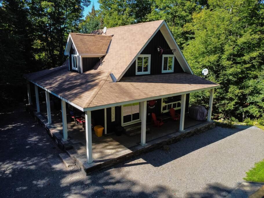 The Hidden Porch at Sir Sam's (hot tub & sauna)