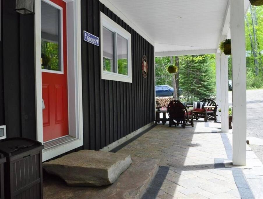 The Hidden Porch at Sir Sam's (hot tub & sauna)