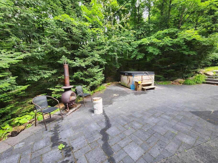 The Hidden Porch at Sir Sam's (hot tub & sauna)