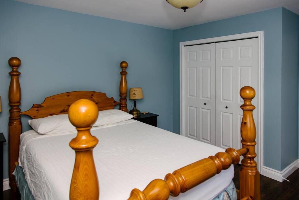 The Hidden Porch at Sir Sam's (hot tub & sauna)
