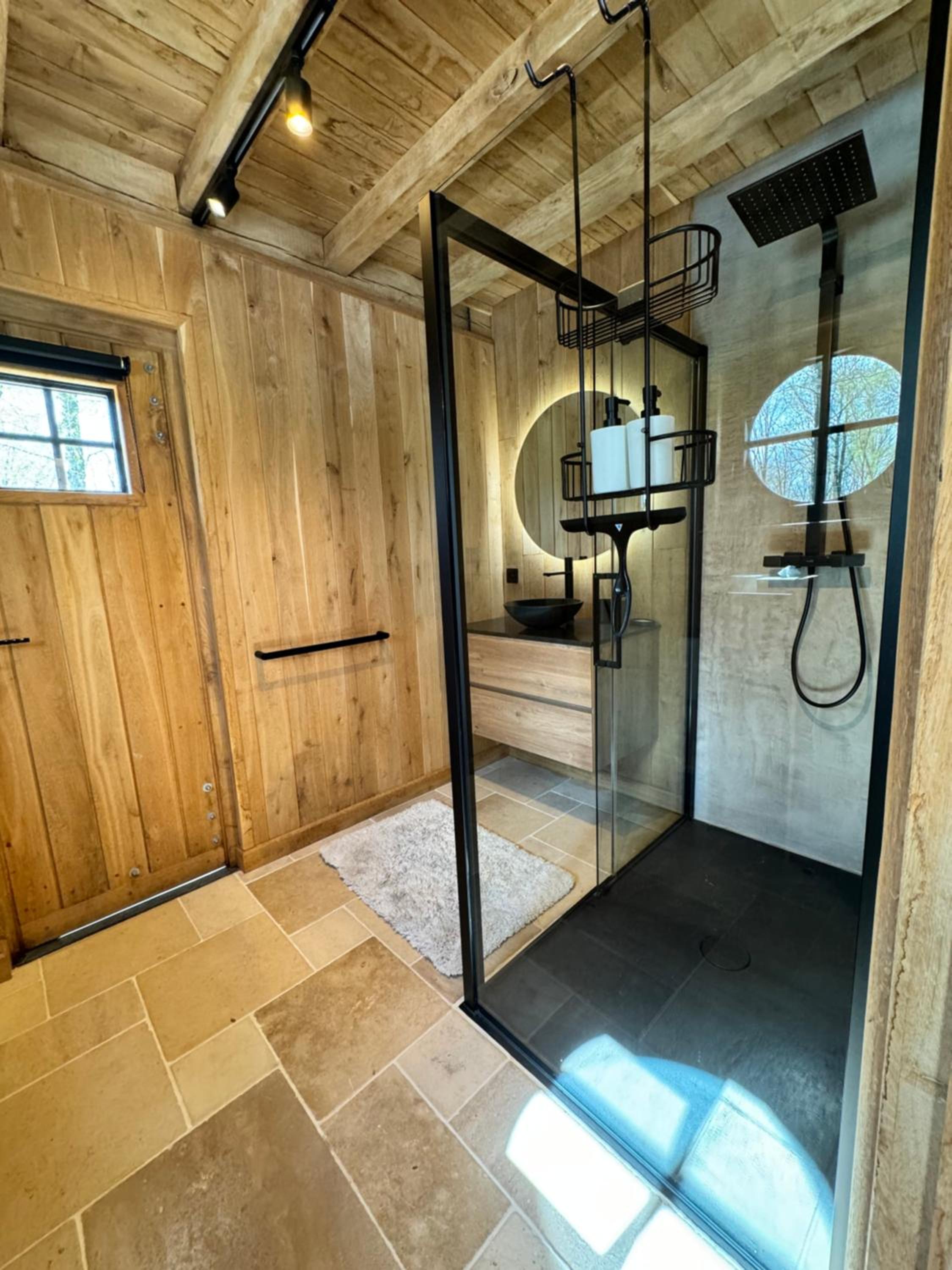 Magnifique chalet en bois avec piscine et jacuzzi