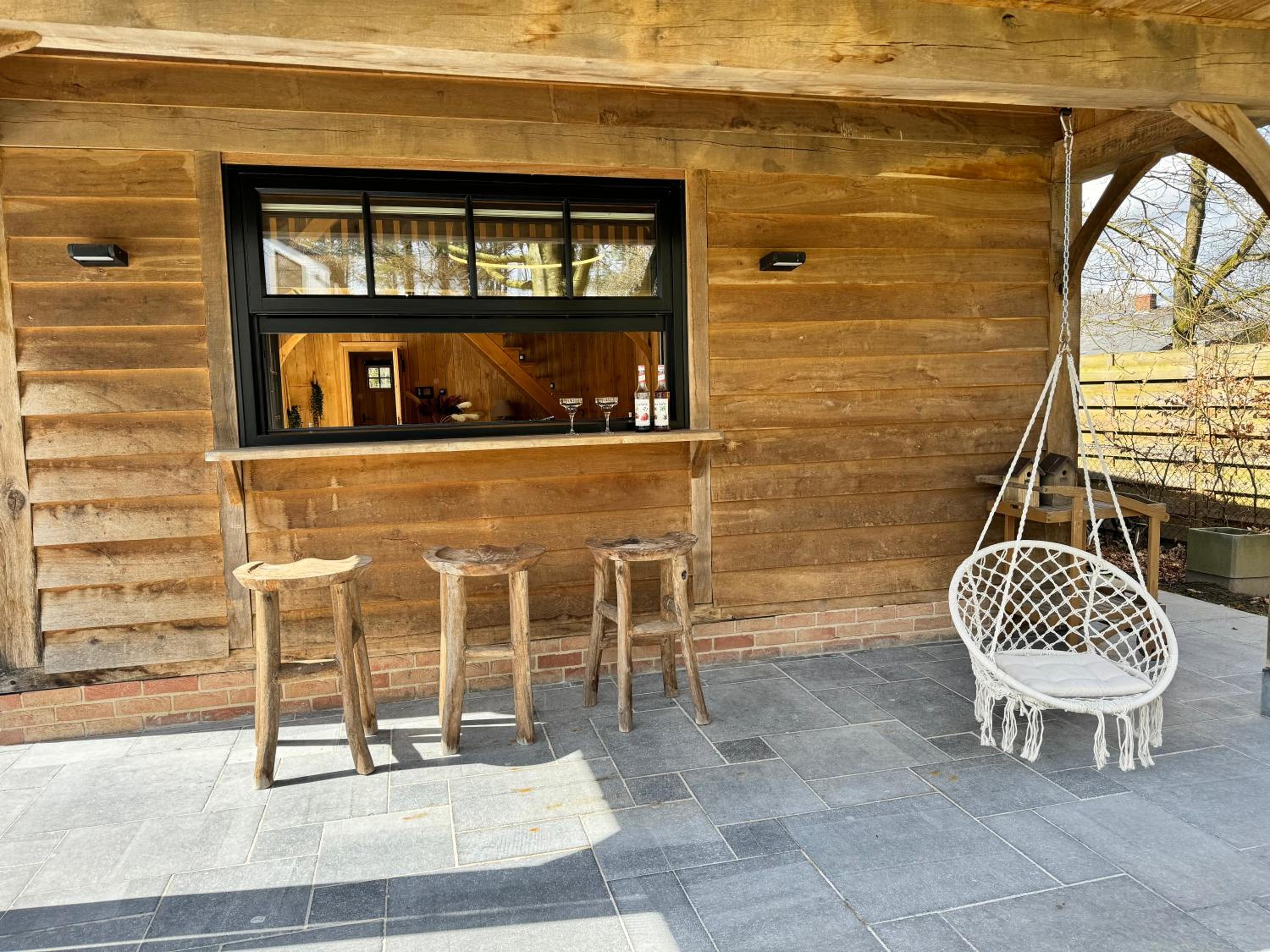 Magnifique chalet en bois avec piscine et jacuzzi