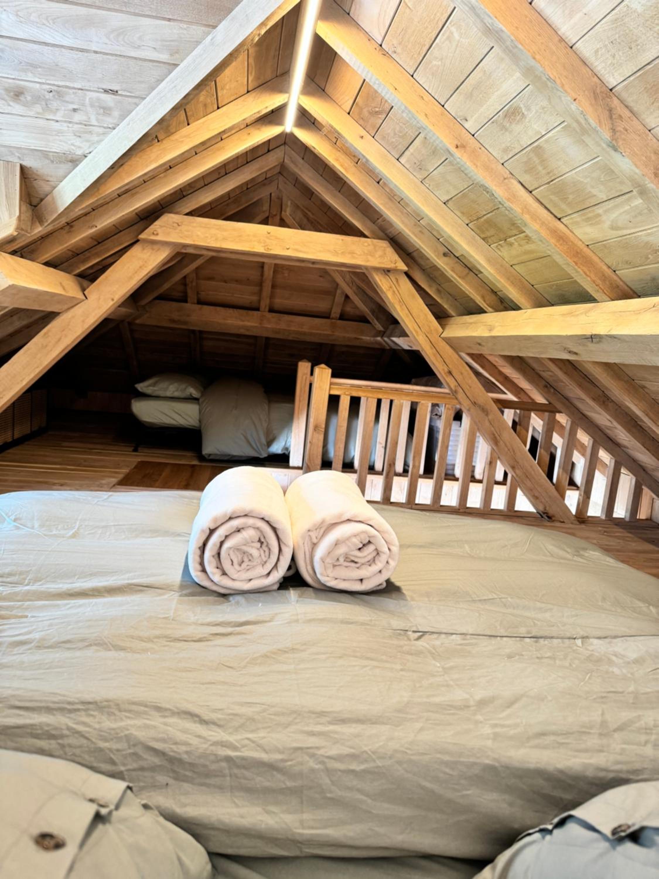 Magnifique chalet en bois avec piscine et jacuzzi