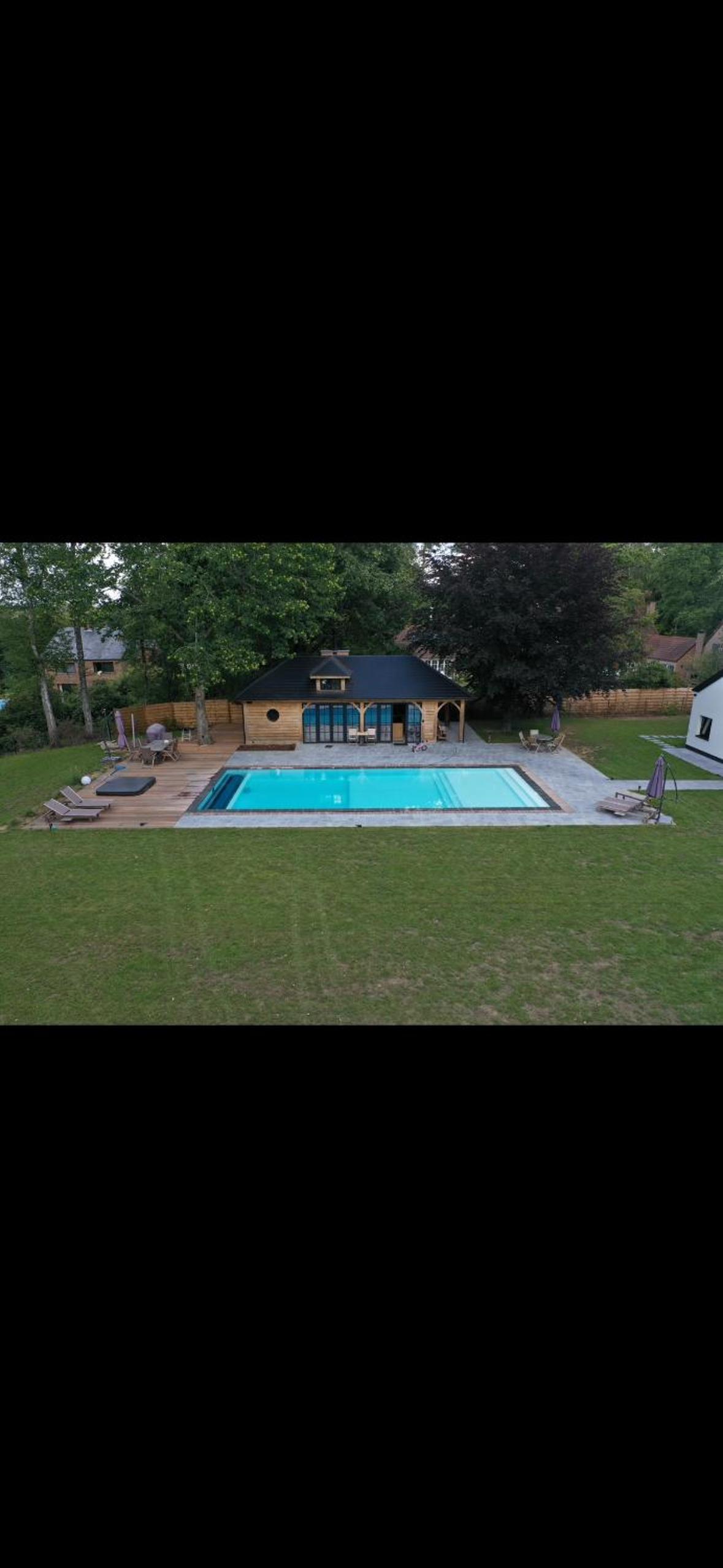 Magnifique chalet en bois avec piscine et jacuzzi