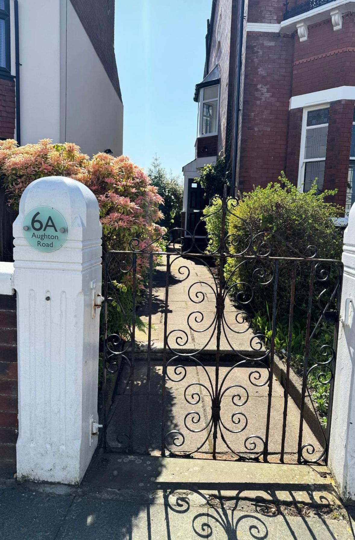 Spacious Victorian Birkdale Apartment with Garden