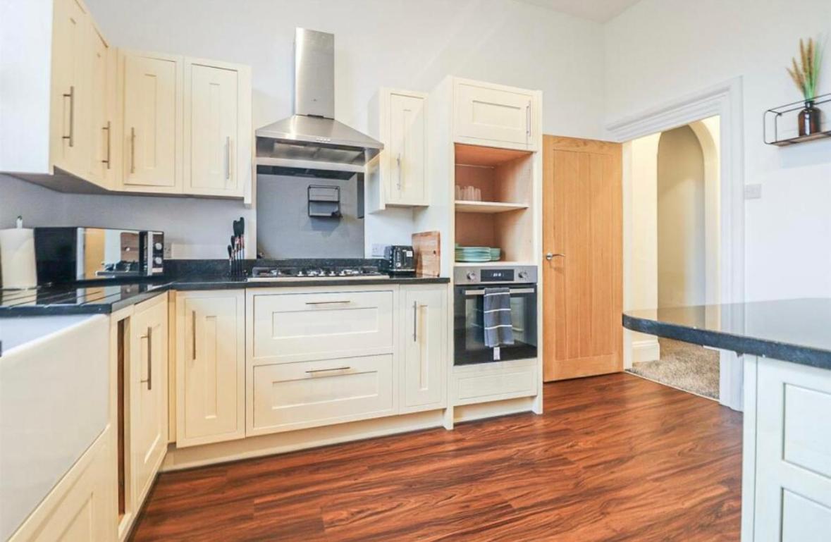 Spacious Victorian Birkdale Apartment with Garden