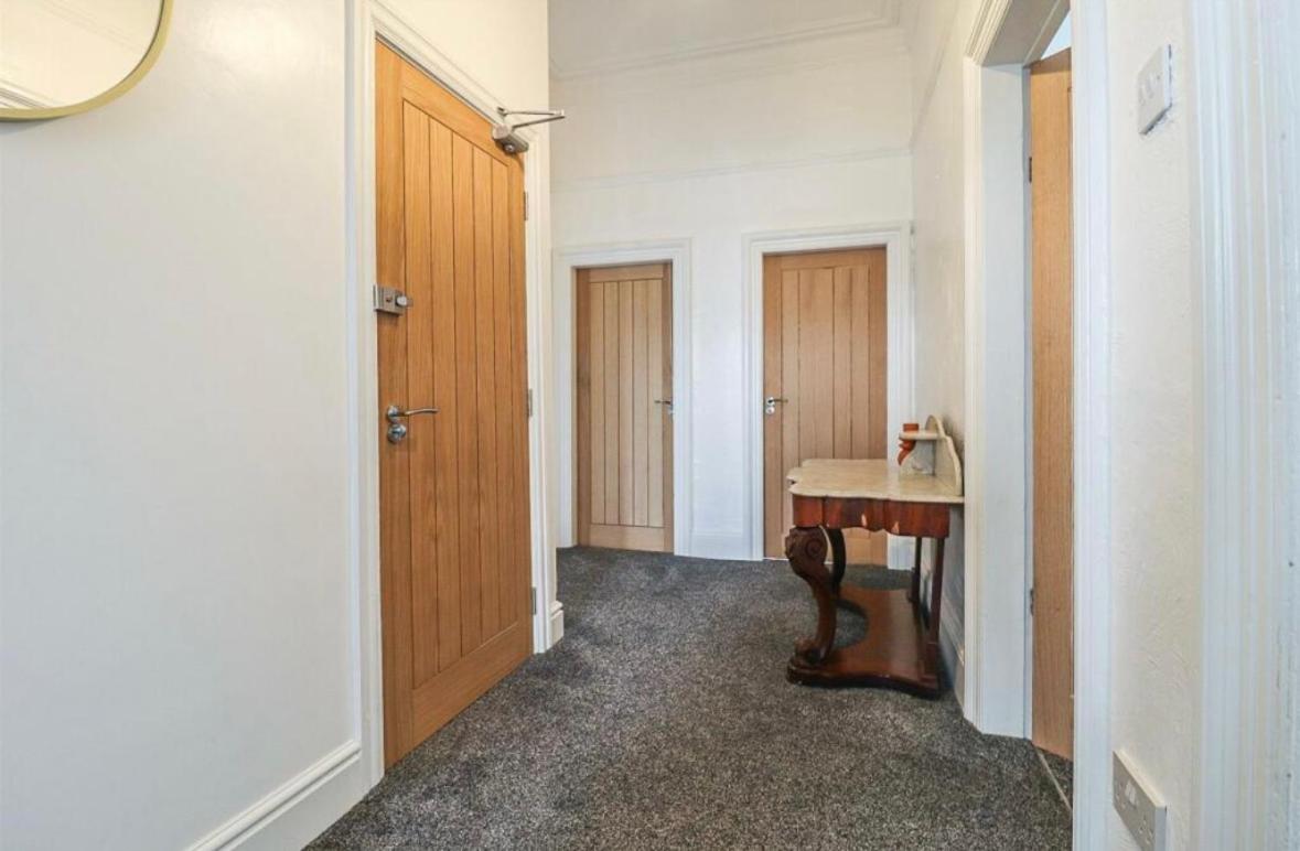 Spacious Victorian Birkdale Apartment with Garden