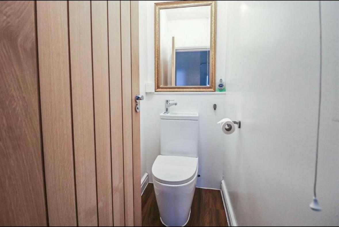 Spacious Victorian Birkdale Apartment with Garden