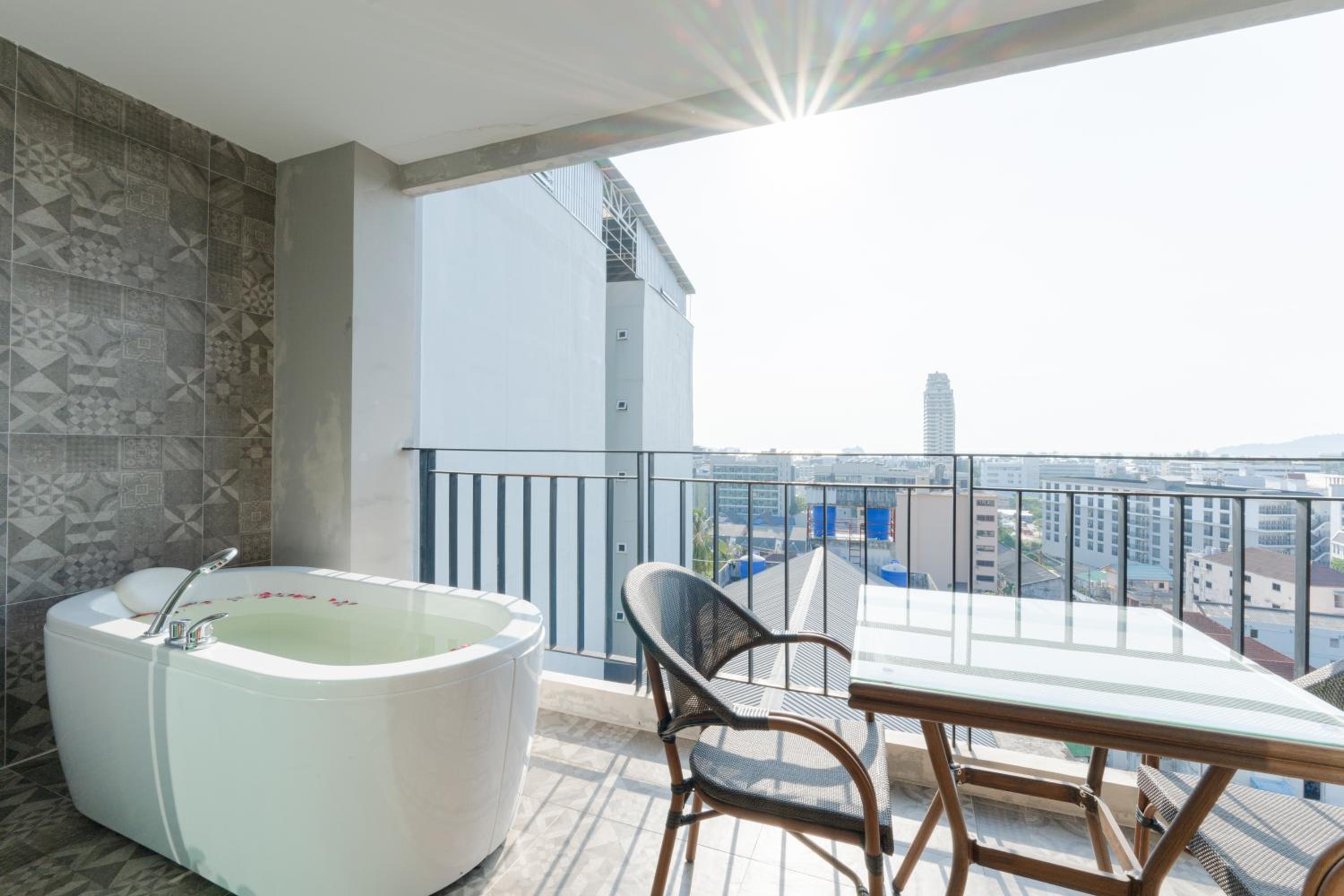 Hotel Sky Wave Patong