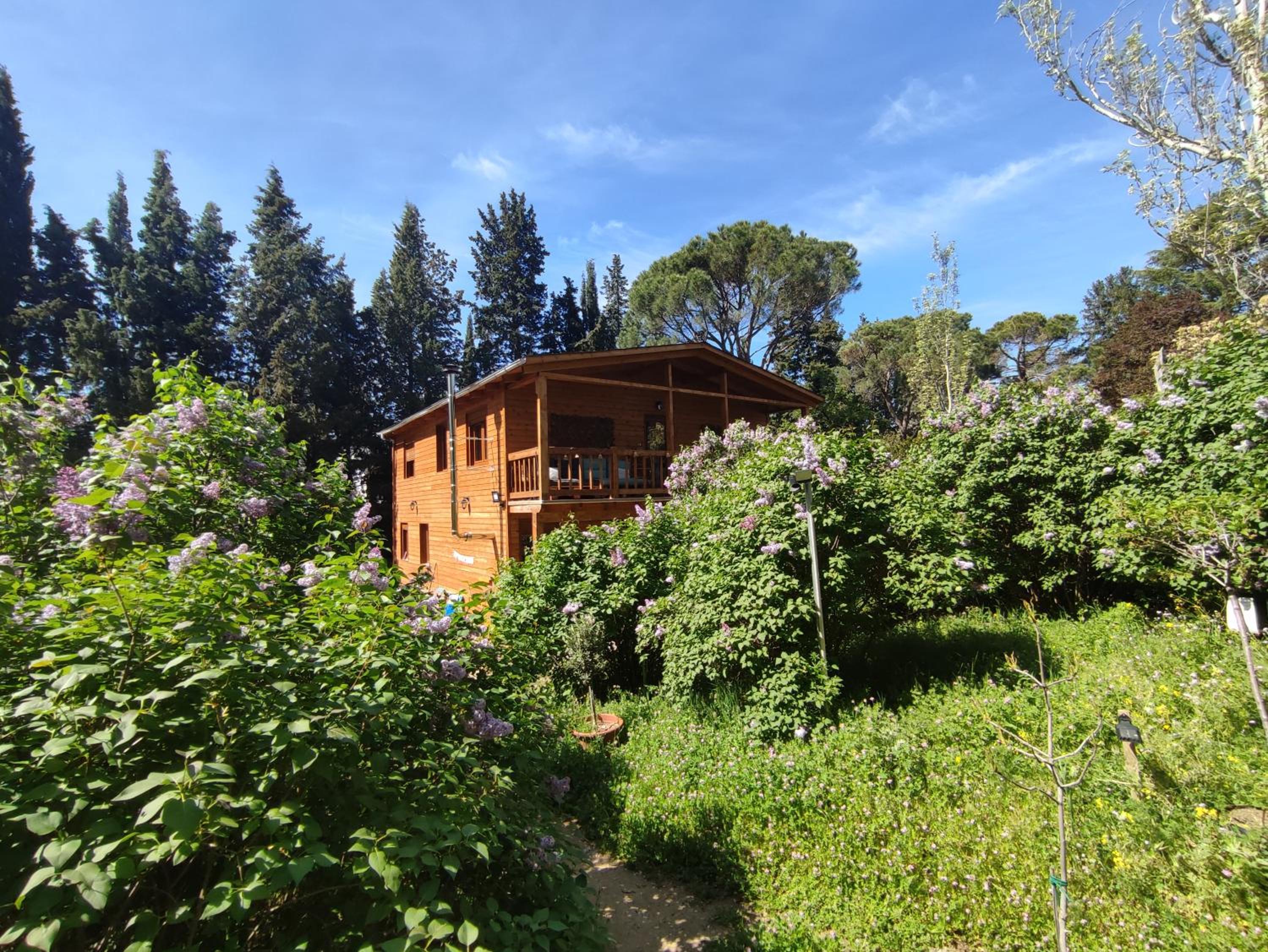 Preciosa cabaña con jardín y barbacoa