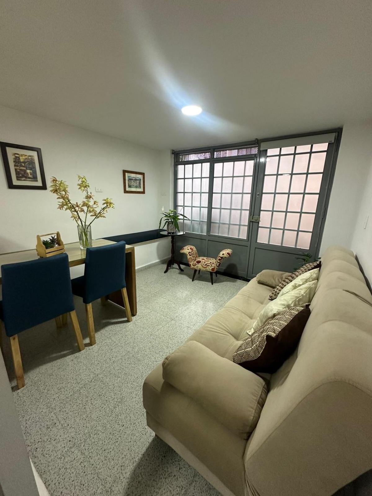 loft cerca a laureles, WIFI, cerca metro y GUARDA EQUIPAJE GRATIS!!