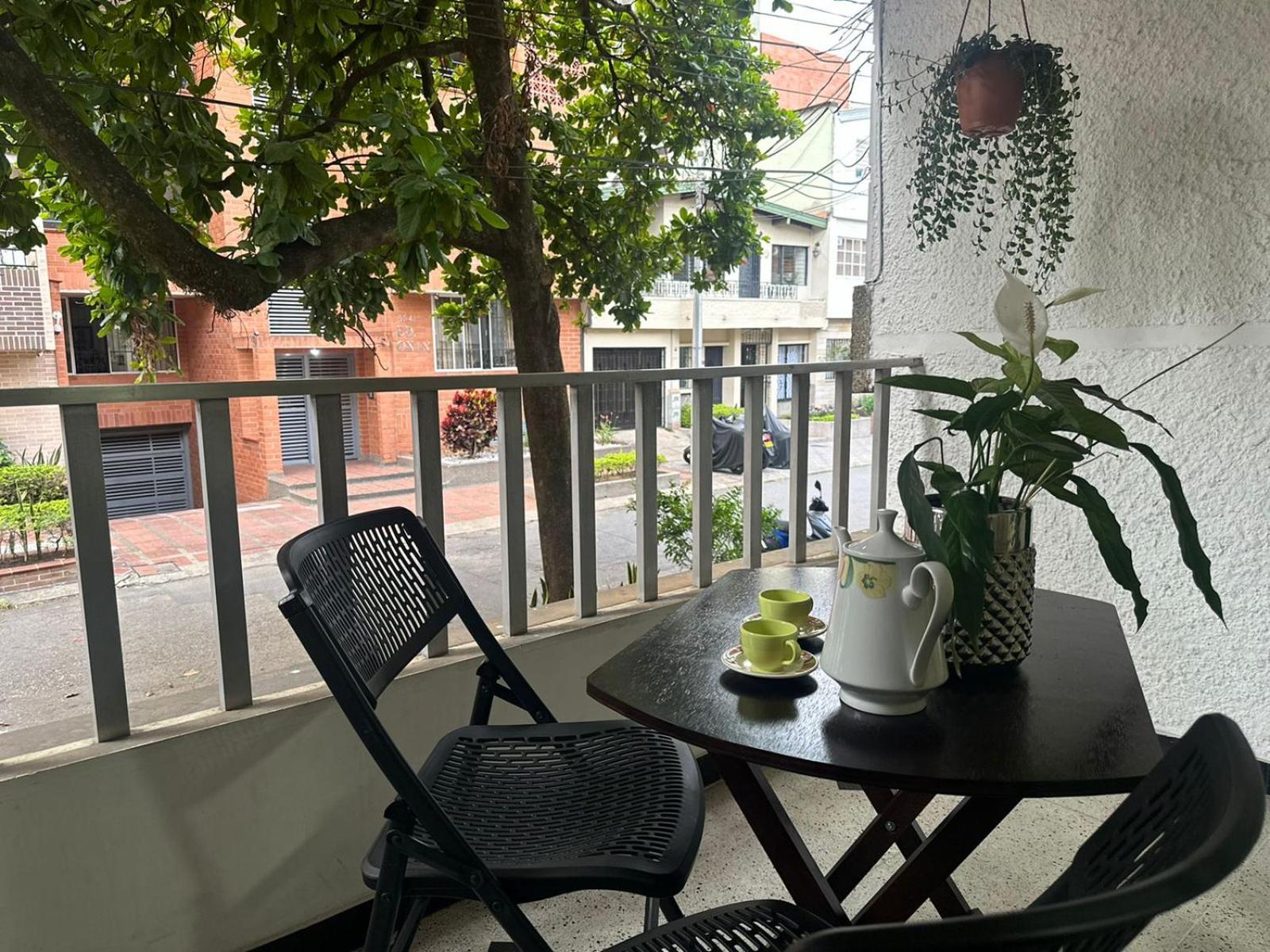 loft cerca a laureles, WIFI, cerca metro y GUARDA EQUIPAJE GRATIS!!