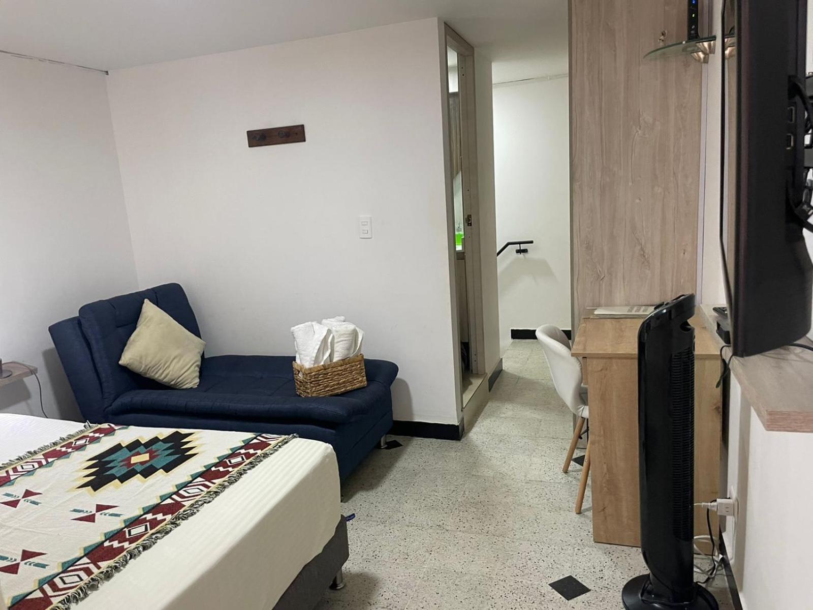 loft cerca a laureles, WIFI, cerca metro y GUARDA EQUIPAJE GRATIS!!