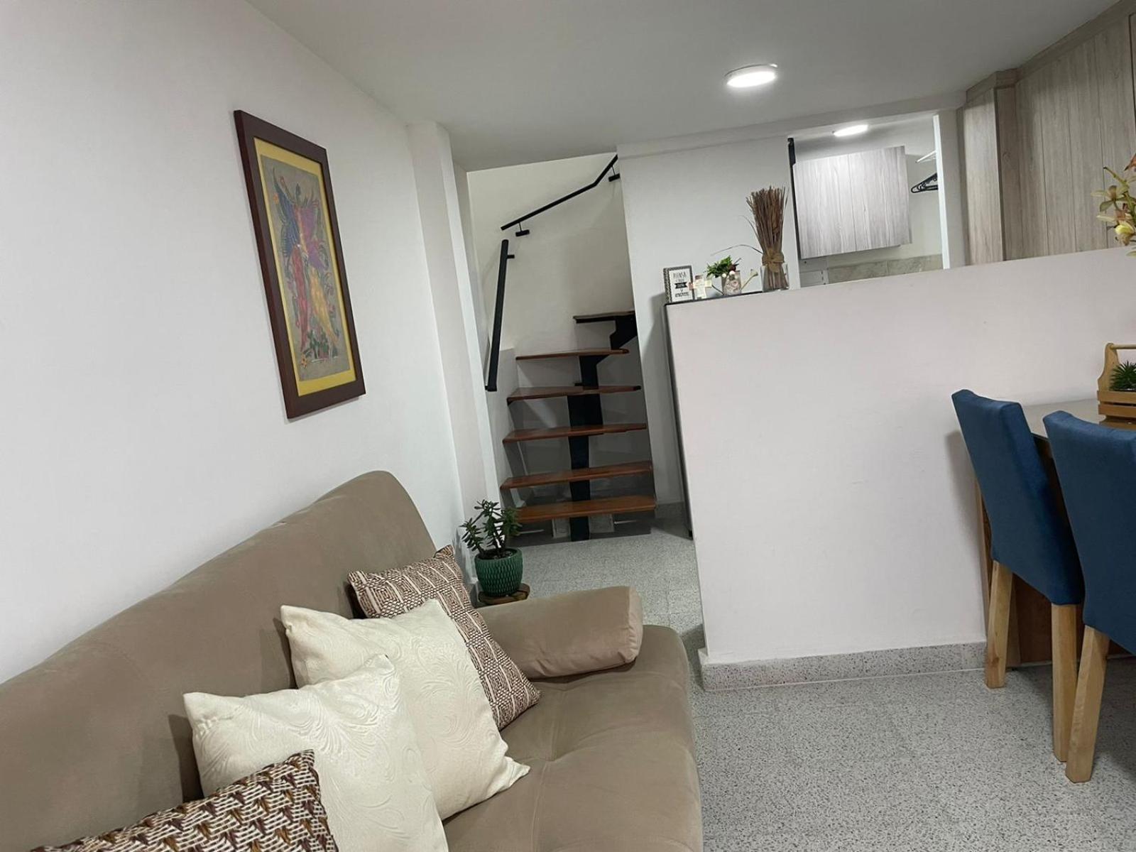 loft cerca a laureles, WIFI, cerca metro y GUARDA EQUIPAJE GRATIS!!